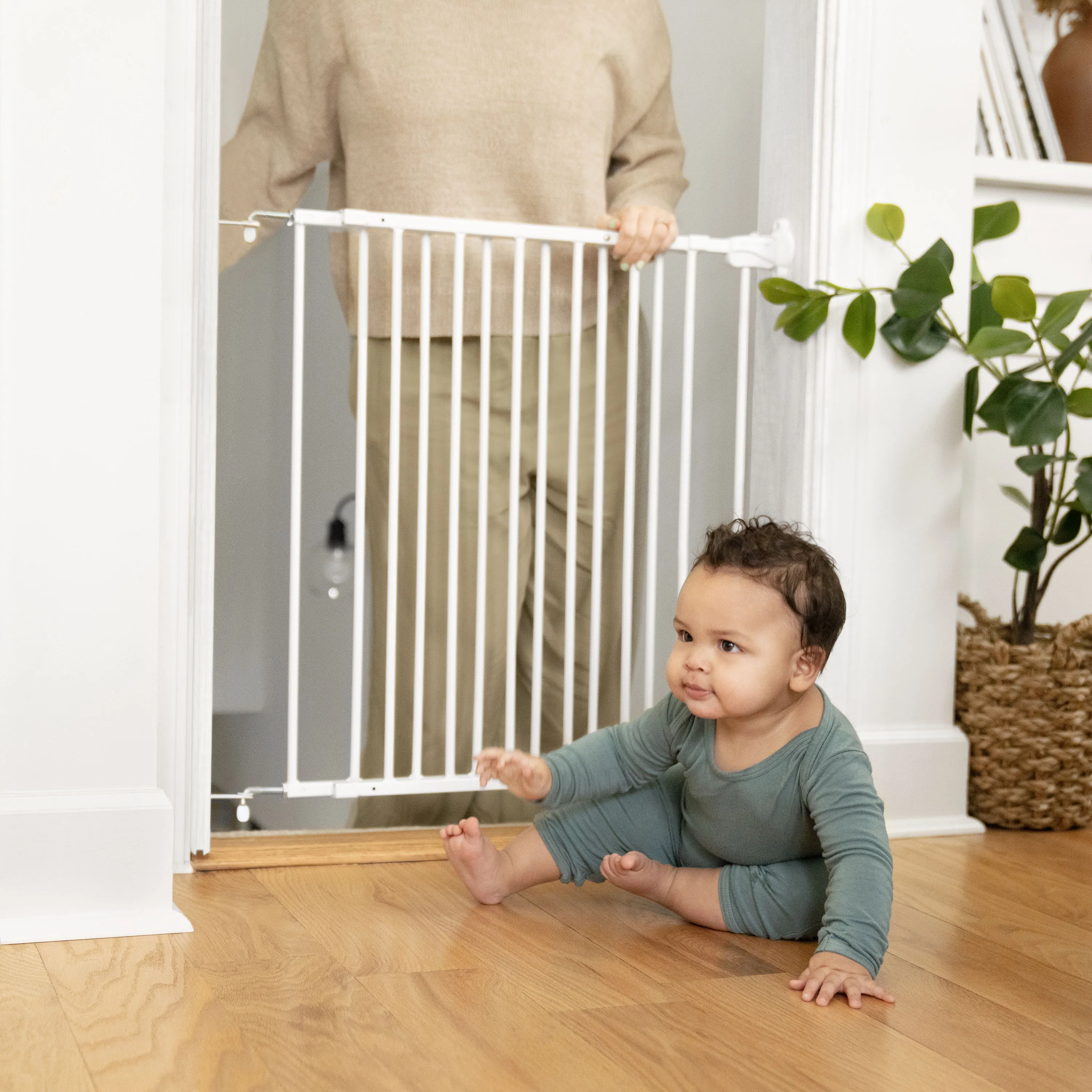 The Stairway 42W Series Safety Pet and Baby Gate, Openings from 28"-42" Wide - White